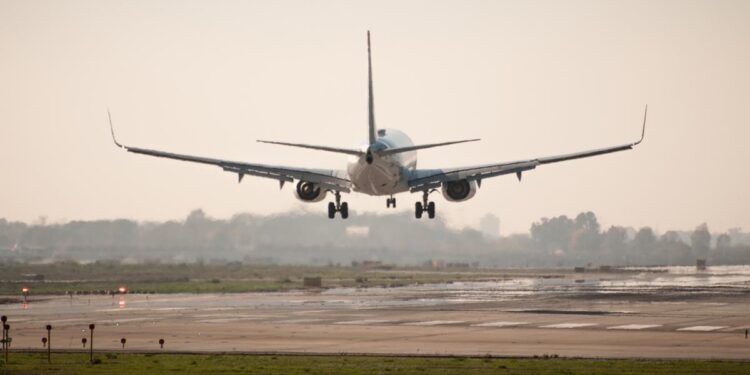 VIAJES EN AVIÓN | Un piloto cuenta algo que todos hacemos en los aviones y que es muy peligroso