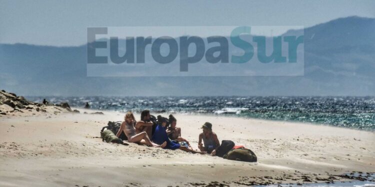 La Guardia Civil desaloja a la comuna hippie 'Familia Arcoiris' de Bolonia, en Tarifa