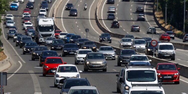 Operación salida: arranca el primer gran éxodo del verano en las carreteras, con 4,5 millones de vehículos circulando de aquí al domingo | España