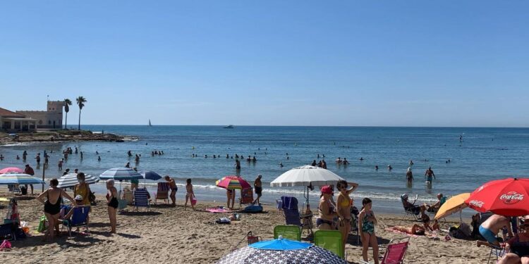 El verano arranca en la Costa Blanca con ocupaciones medias del 90 por ciento