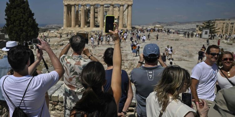 los turistas invaden la Acrópolis de Atenas a niveles preocupantes
