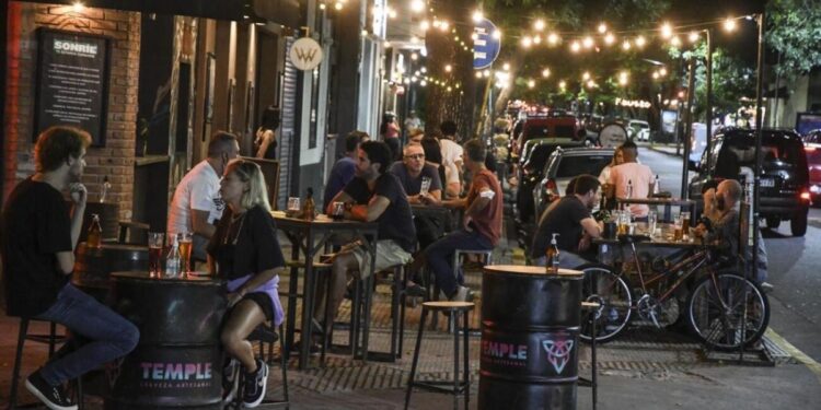 BAE Negocios | El New York Times, sorprendido por el fenómeno argentino de “inflación al 100% pero restaurantes llenos”