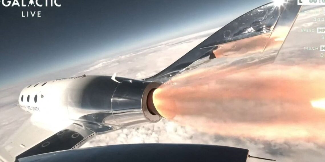 Compañía Virgin Galactic del multimillonario Richard Branson inicia sus viajes de turismo espacial