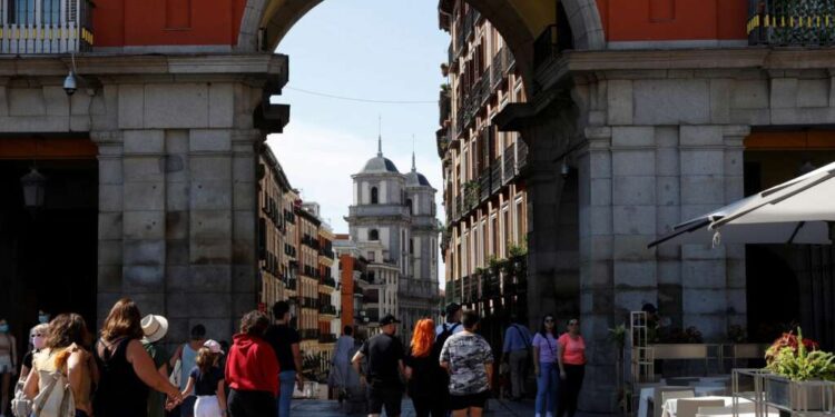 Cara y cruz del auge del turismo: el efecto champán persiste, pero la inflación obliga a recortar gastos