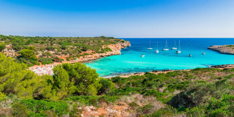 La cala secreta y casi inaccesible de Mallorca que oculta cuevas marinas