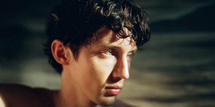 The Idol y la escena del collar de perro que volvió más interesante la serie