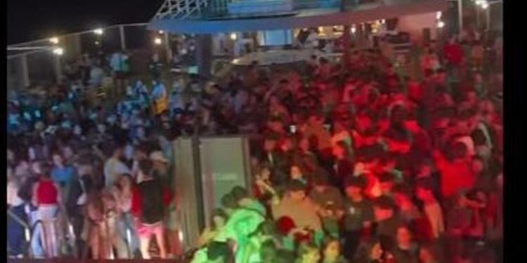 la fiesta empieza en el barco