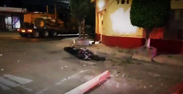VIDEO: Llega motociclista a un crucero y muere de manera espantosa