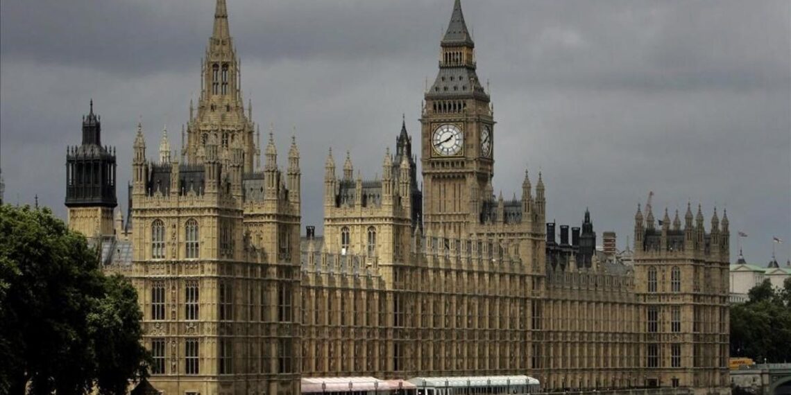El Gobierno británico aparca un plan para convertir un crucero en un centro flotante de detención de migrantes