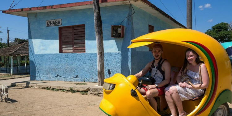 Turista rusa en un cocotaxi en Cuba.