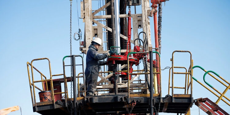 Vaca Muerta, una potencia de gas donde sus habitantes usan leña