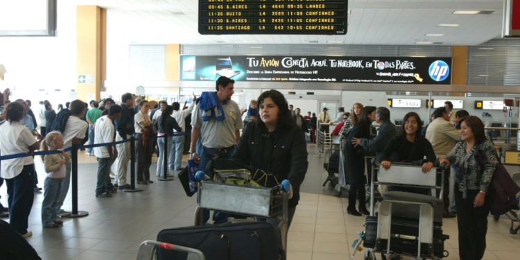 Vuelos en Feriado Largo: ¿Qué hacer en caso de retraso o cancelación?