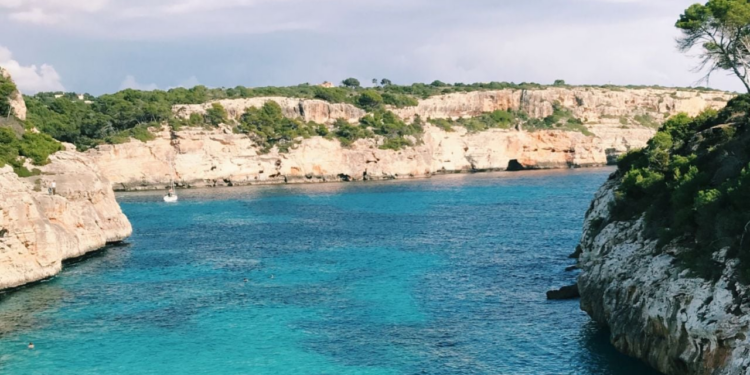 ¿Cuál es la mejor playa de España? Sus acantilados y hermosas aguas color turquesa la delatan