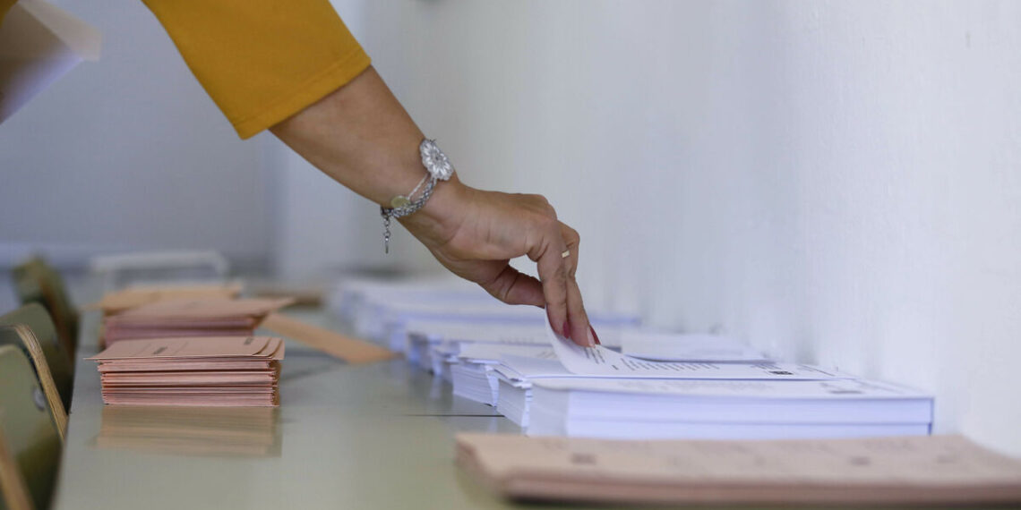 ¿Qué hago si tengo un viaje contratado y me toca estar en una mesa electoral?