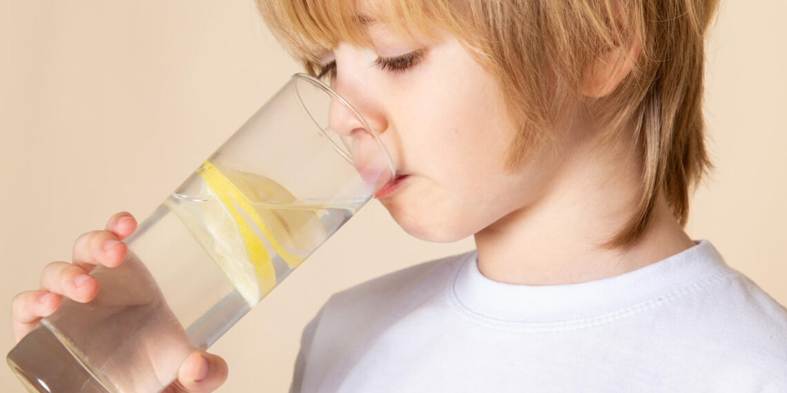 ¿El agua saborizada es saludable para los niños?