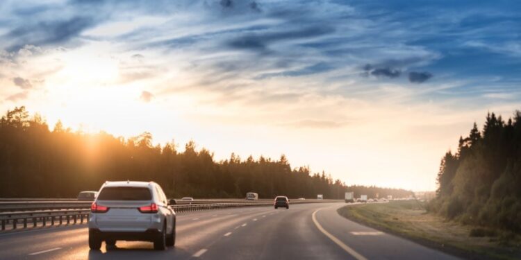 ¿Saldrás de viaje en carretera? La ola de calor también afecta a los vehículos; checa estos detalles
