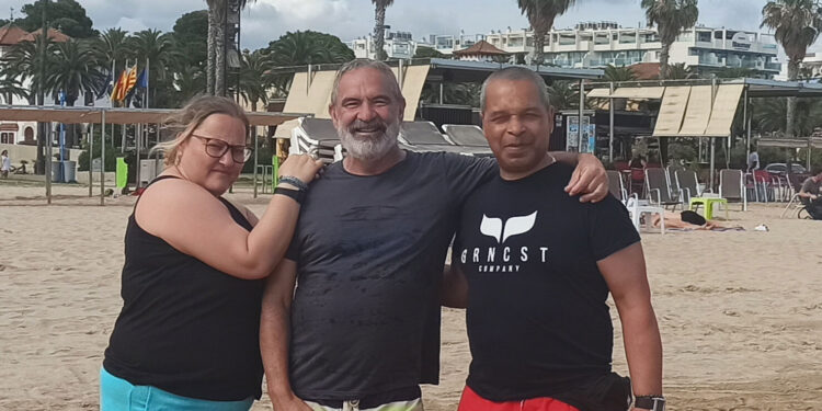 Las personas usuarias de las Viviendas especializadas para adultos en La Rioja disfrutan de las vacaciones en la costa de Salou