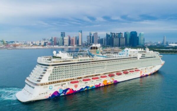 Crucero de Aroya Cruises entra a dique seco en Bremerhaven