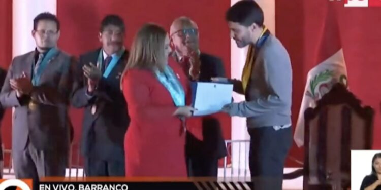 El destacado cocinero peruano, Virgilio Vargas recibe el reconocimiento de manos de la alcaldesa de Barranco, Jessica Vargas. Captura TV