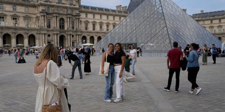 El sector turístico francés se enfrenta a los disturbios y el malestar social