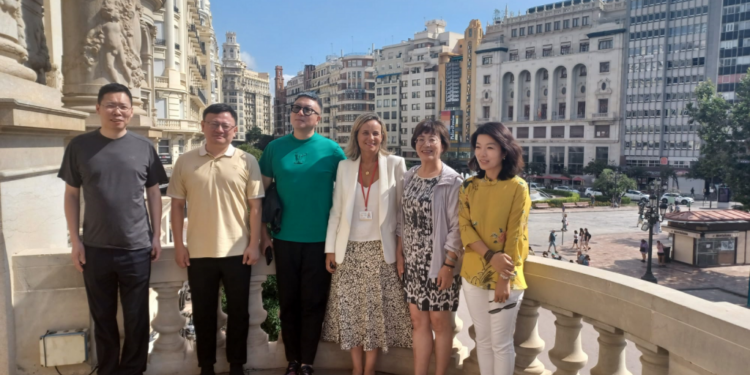 Empresarios turísticos y agencias de viajes precedentes de China visitan València para analizar las oportunidades turísticas de la ciudad