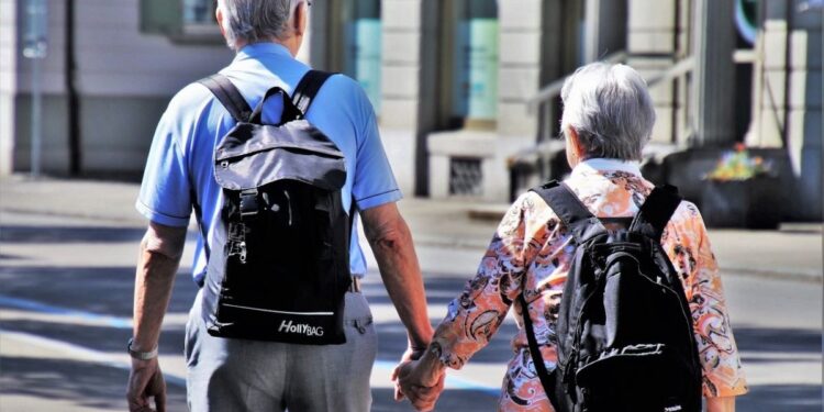 Cómo solicitar el servicio de asistencia para adultos mayores