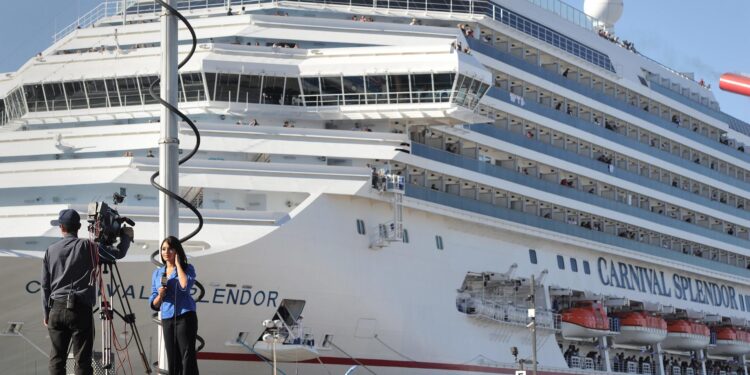 Buscan a un hombre que saltó por la borda de un crucero frente a las costas de Florida