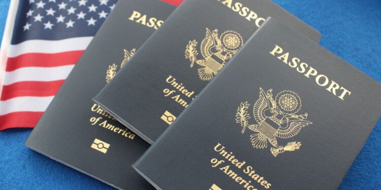 Retrasos en pasaportes de EEUU amenazan con cancelar viajes: “Hemos esperado más de 5 meses”