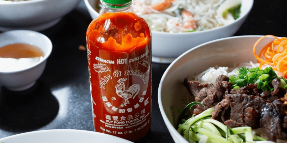 Conoce de dónde es la salsa Sriracha y por qué cuesta tanto