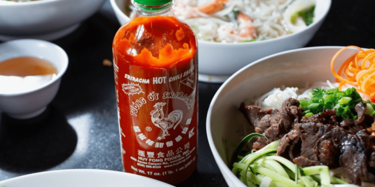 Conoce de dónde es la salsa Sriracha y por qué cuesta tanto