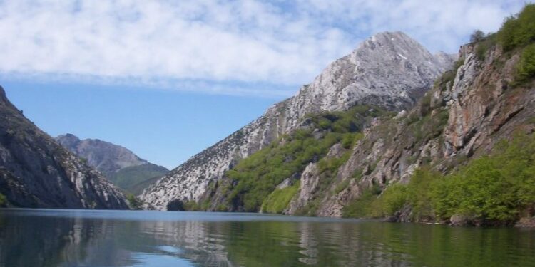 El destino turístico que parecen los fiordos noruegos pero está en España