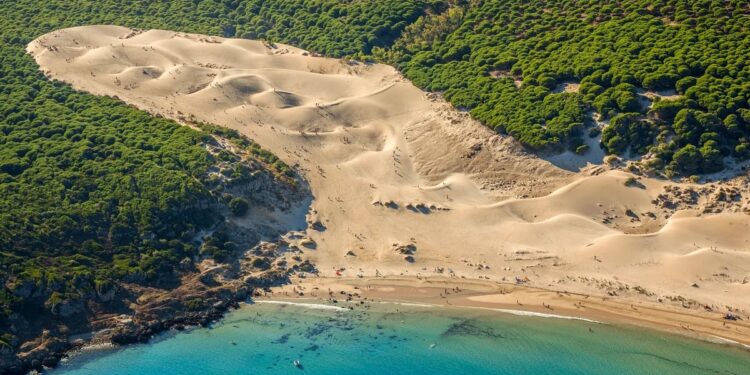 Las mejores playas de Cádiz: de las calas de Roche a la impresionante duna de Bolonia