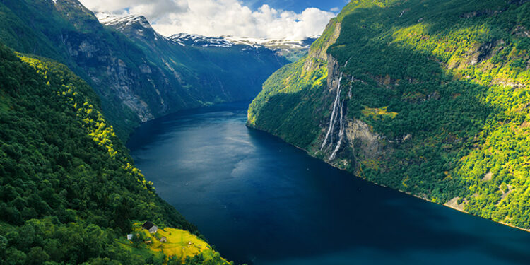 Cuál es la mejor manera de ver los fiordos noruegos