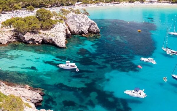 La ruta de las calas secretas de Menorca: descubre tres playas salvajes a las que debes llegar andando
