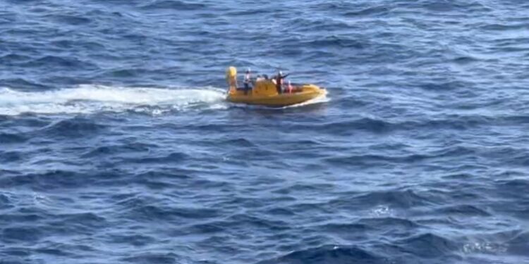 Mujer cae desde al océano desde decimo piso de crucero