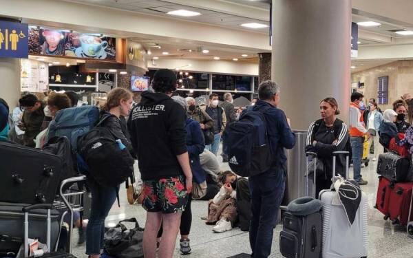 Los ecuatorianos son los que menos viajes hacen en avión