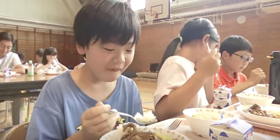 Lomo saltado y guiso de quinua fueron los platos que se sirvieron en el almuerzo de la escuela del distrito de Shibuya, Japón, Foto: Captura TV