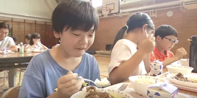 Lomo saltado y guiso de quinua fueron los platos que se sirvieron en el almuerzo de la escuela del distrito de Shibuya, Japón, Foto: Captura TV