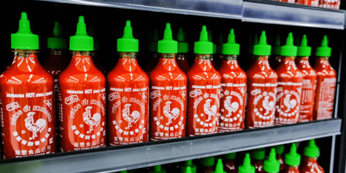 ¿Dónde se produce la Sriracha? y por qué hay escasez de esta salsa picante china