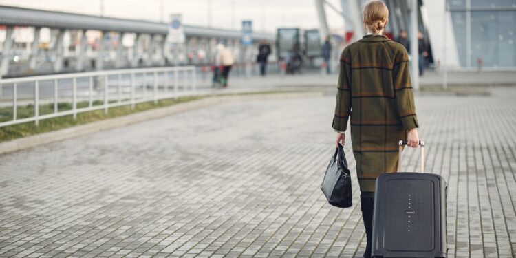 El límite de dinero en efectivo con el que puedes viajar si no quieres que te multen: esto advierte Hacienda