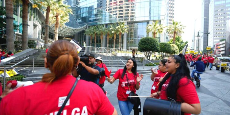 Trabajadoras de hotel durante una huelga frente al Hotel Intercontinental, el domingo 2 de julio de 2023, en el centro de Los Ángeles. (Foto: AP/Damian Dovarganes)