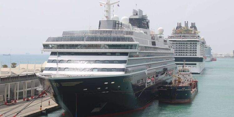 El “Explora”, de la nueva compania Explora Journeys, la marca de cruceros de lujo del Grupo MSC, ha atracado en el muelle Adossat del puerto de Barcelona