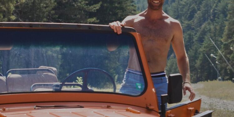 ¿Se puede conducir sin camiseta?