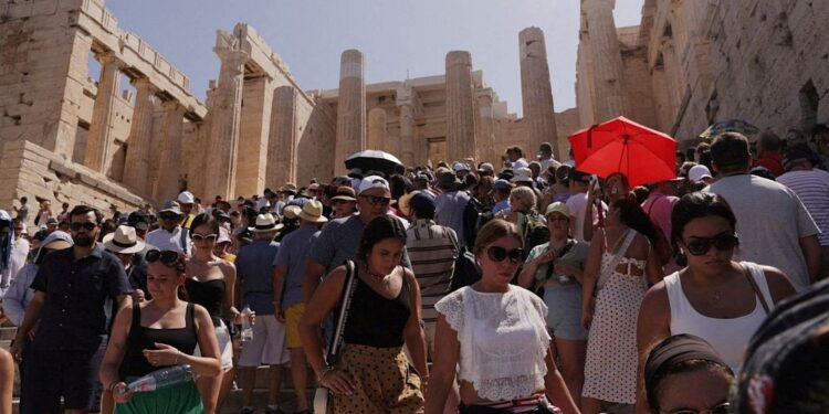 ¿Debe cancelar su viaje por la ola de calor? Así afecta el calor extremo a los viajeros