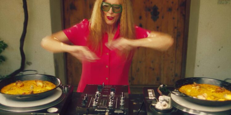 La Fallera crea un himno a la paella junto a Chimo Bayo