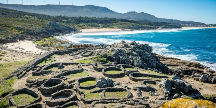 historia y naturaleza mágica en una de las mejores playas de España