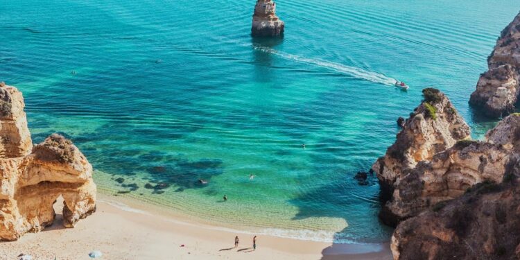 Los mejores destinos para disfrutar de una ruta en barco por el Algarve portugués