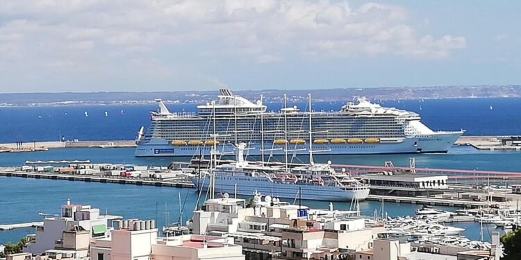 Cruceros en Mallorca | Dos gigantes del océano muy distintos visitan Palma