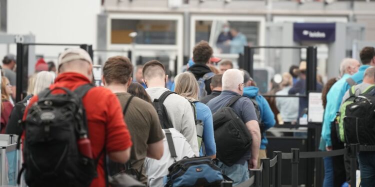 Nuevas interrupciones de vuelos amenazan los viajes del fin de semana festivo del 4 de julio en EEUU