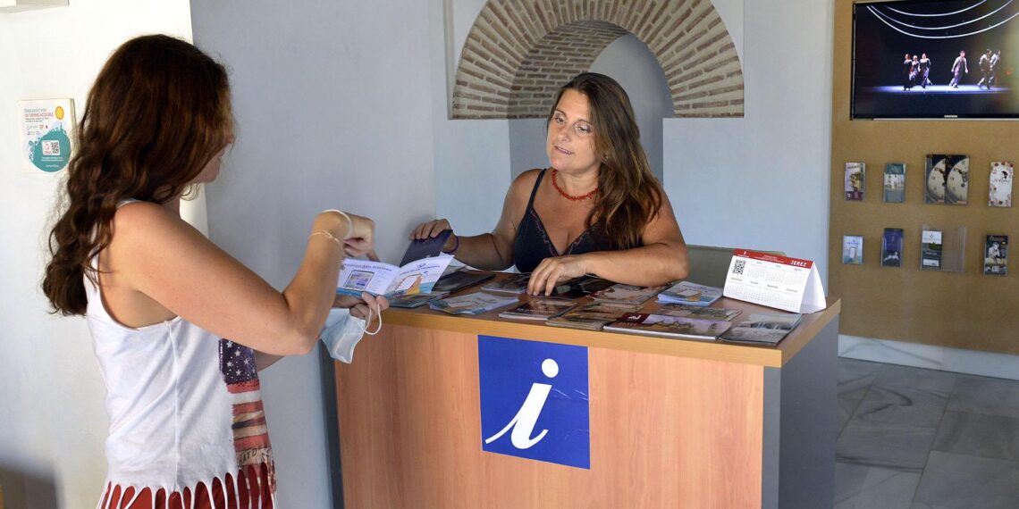 El Ayuntamiento abre un punto de información turística en el Alcázar